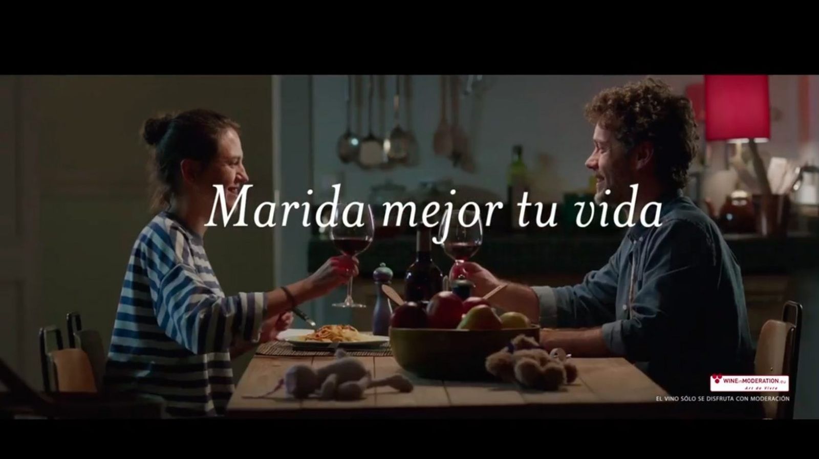 Una imagen del anuncio televisivo de la campaña para hacer más cotidiano el hábito de tomar vino.