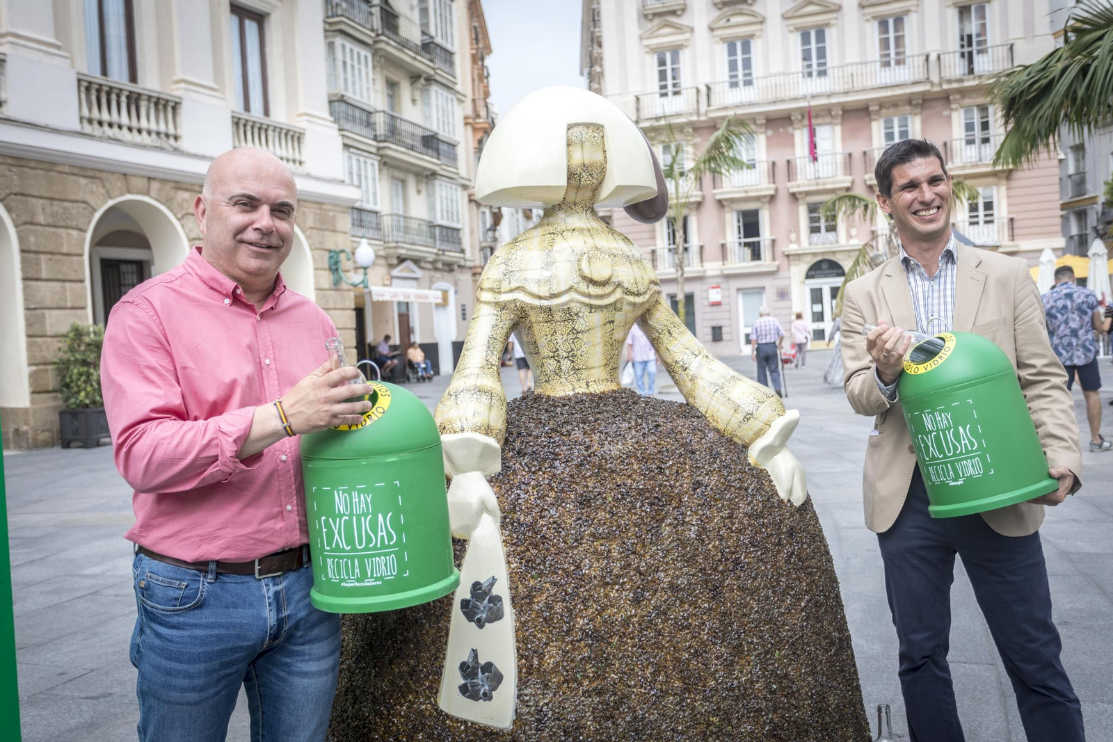 El concejal de Medio Ambiente, David Navarro, y el gerente de Ecovidrio, Jesús Gutiérrez, junto a una 'ecomenina' diseñada por el chef Ángel León.