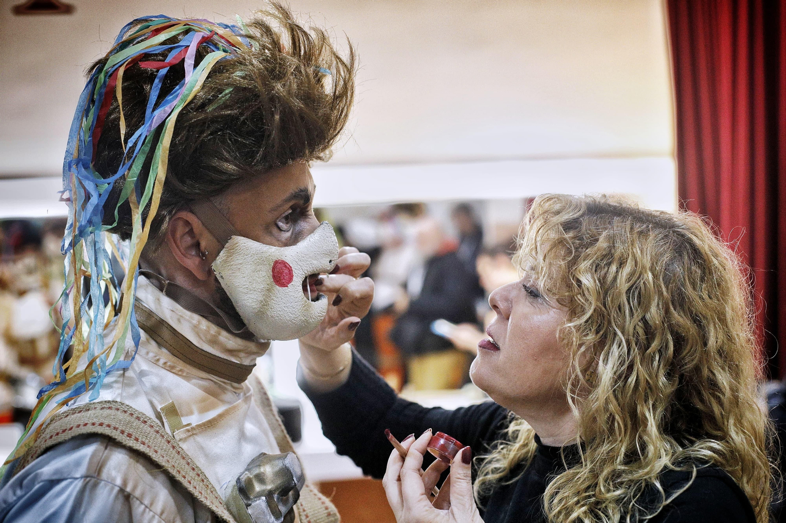 Uno de los componentes de 'Te como tu cara' maquillándose en camerinos.