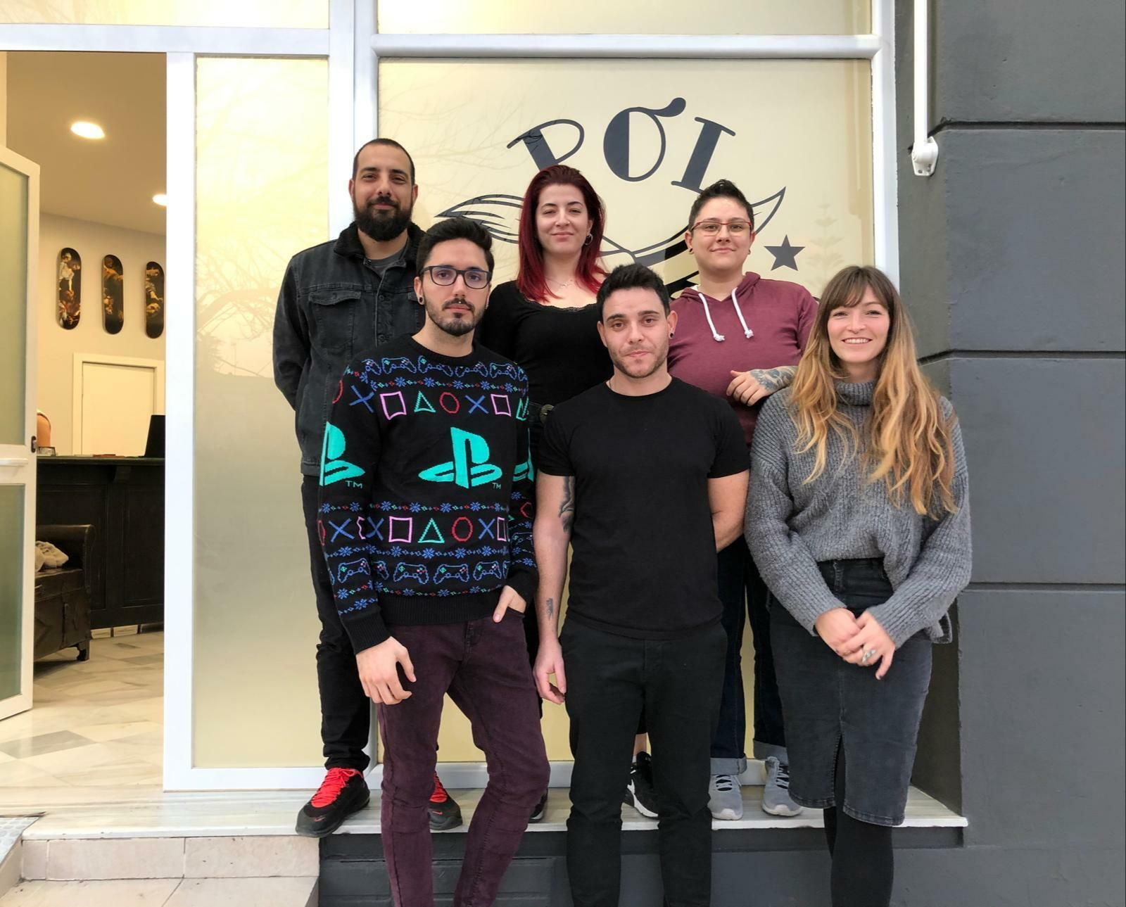 El equipo de Pol Tatto Jerez, en la puerta de su estudio.
