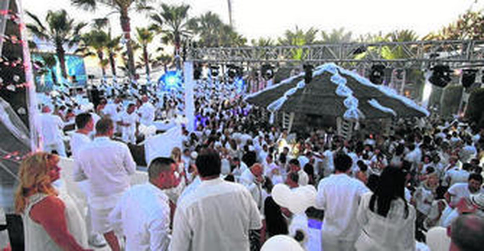 Fiesta de inauguración, donde todos los invitados van vestidos de blanco.