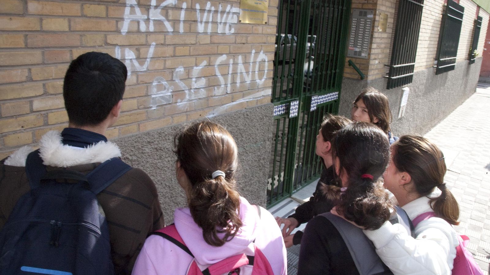 Varios niños en el piso de León XIII, donde se produjo el crimen.
