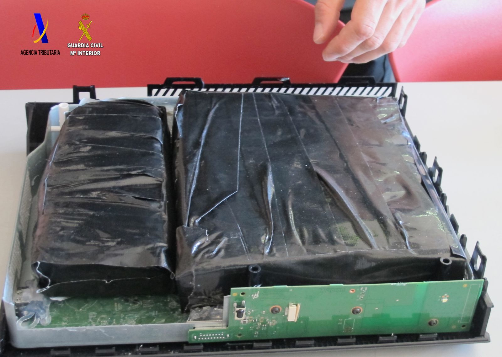 Las pastillas de hachís dentro de la videoconsola.