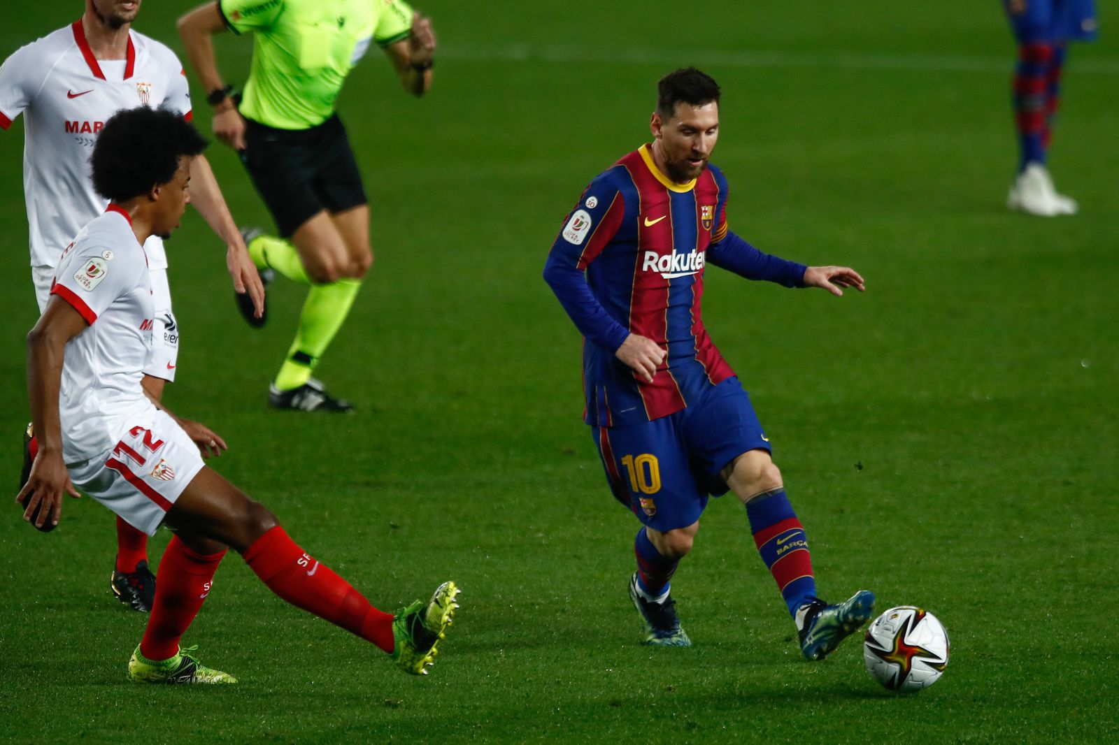 Jules Koundé trata de cerrarle el paso a Lionel Messi.