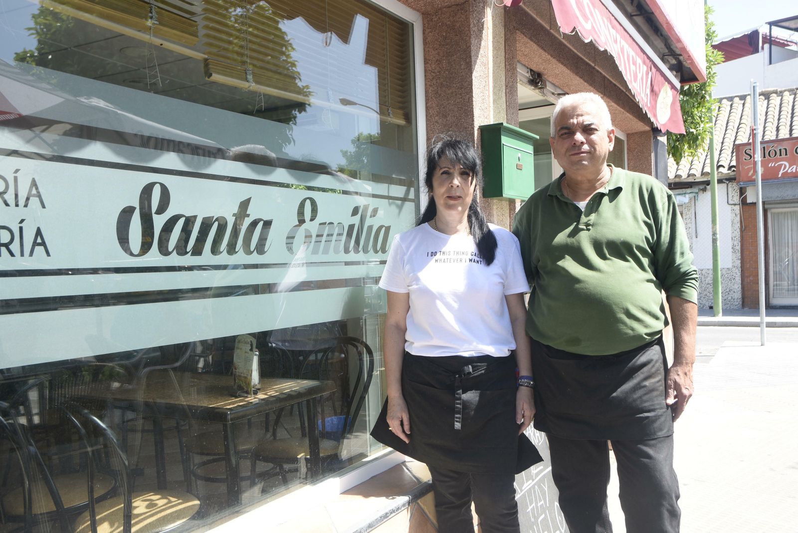 Mari Ángeles Zarza y Fernando Montes, en el exterior de su cafetería.