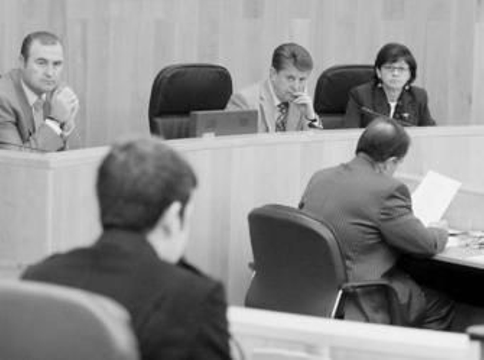 El vicepresdiente de Economía, José María Aponte, de espalda, explica el presupuesto ante la atenta mirada de la mesa presidencial.