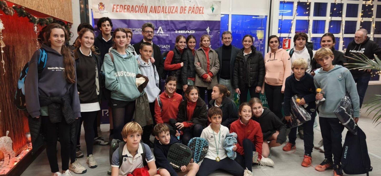 Foto de familia de las parejas ganadoras con las autoridades.
