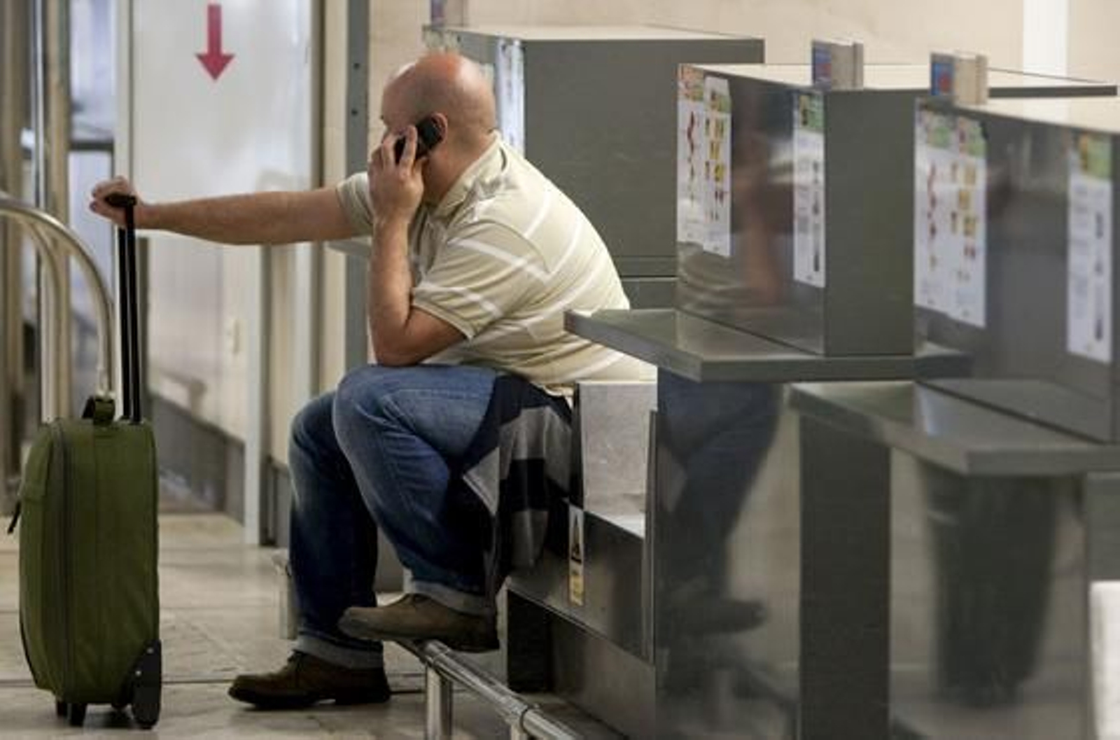 La nube de ceniza del volcán isladés provoca el cierre de San Pablo.

Foto: Julio Muñoz (EFE)