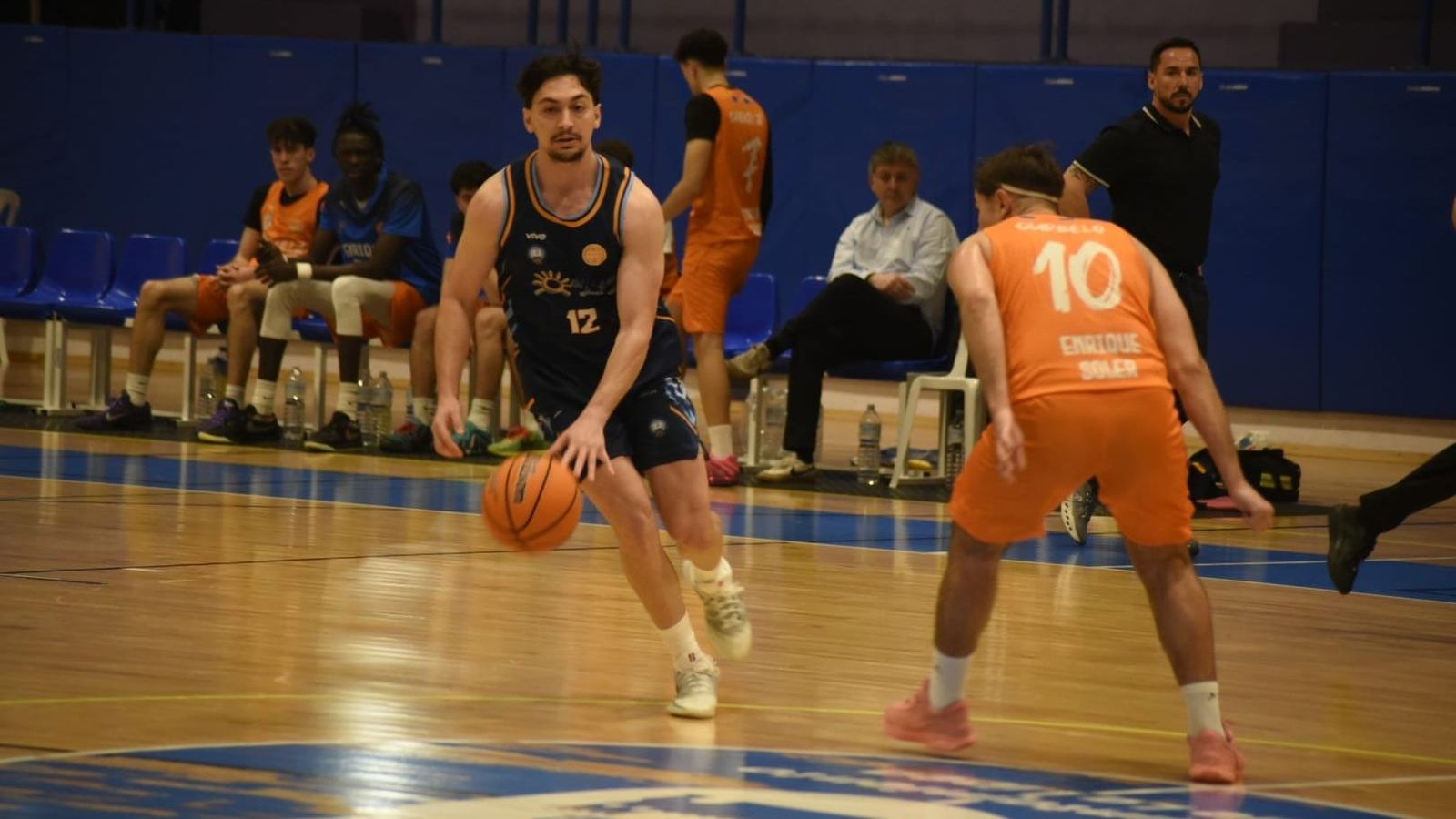 Thomas Yome conduce el balón en el partido de la ULB ante el Melilla este miércoles.