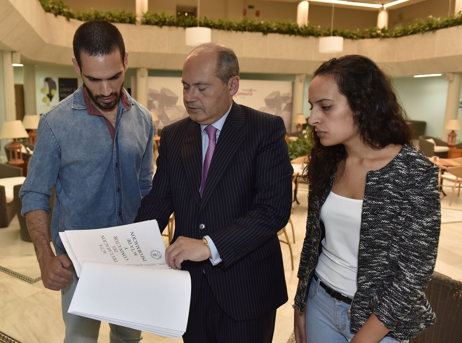 El abogado Luis Romero y dos familiares de Adrián Vázquez en 2015.