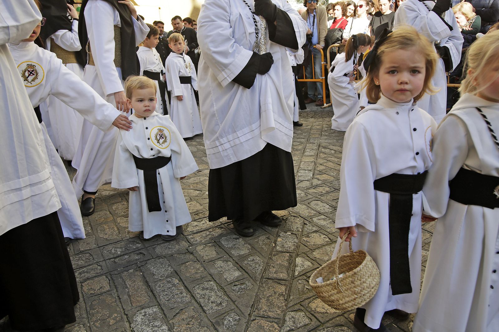 Pequeños procesionando con sus túnicas en las secciones de la Virgen de los Desamparados del Caído.