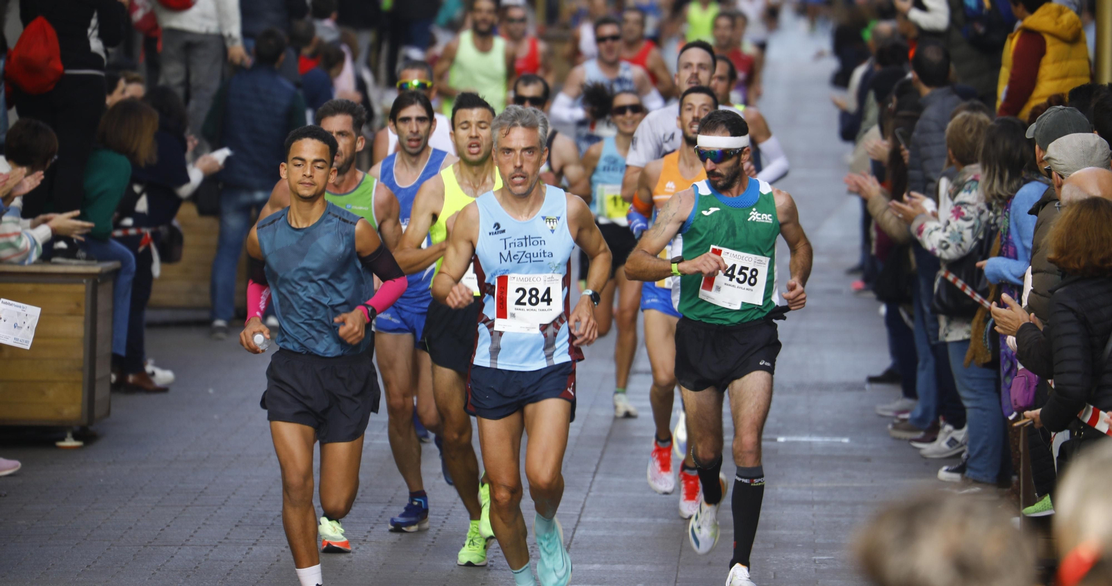 Varias atletas, al paso de la carrera del año pasado por Cruz Conde. Varias atletas, al paso de la carrera del año pasado por Cruz Conde.