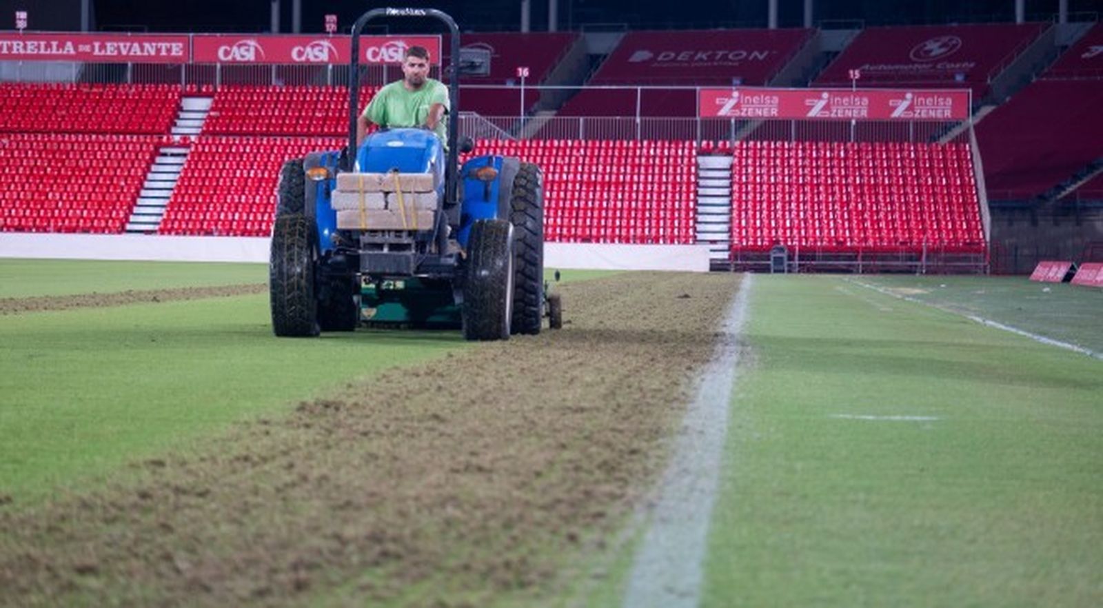 Un operario levantando la hierba para sembrar la de invierno