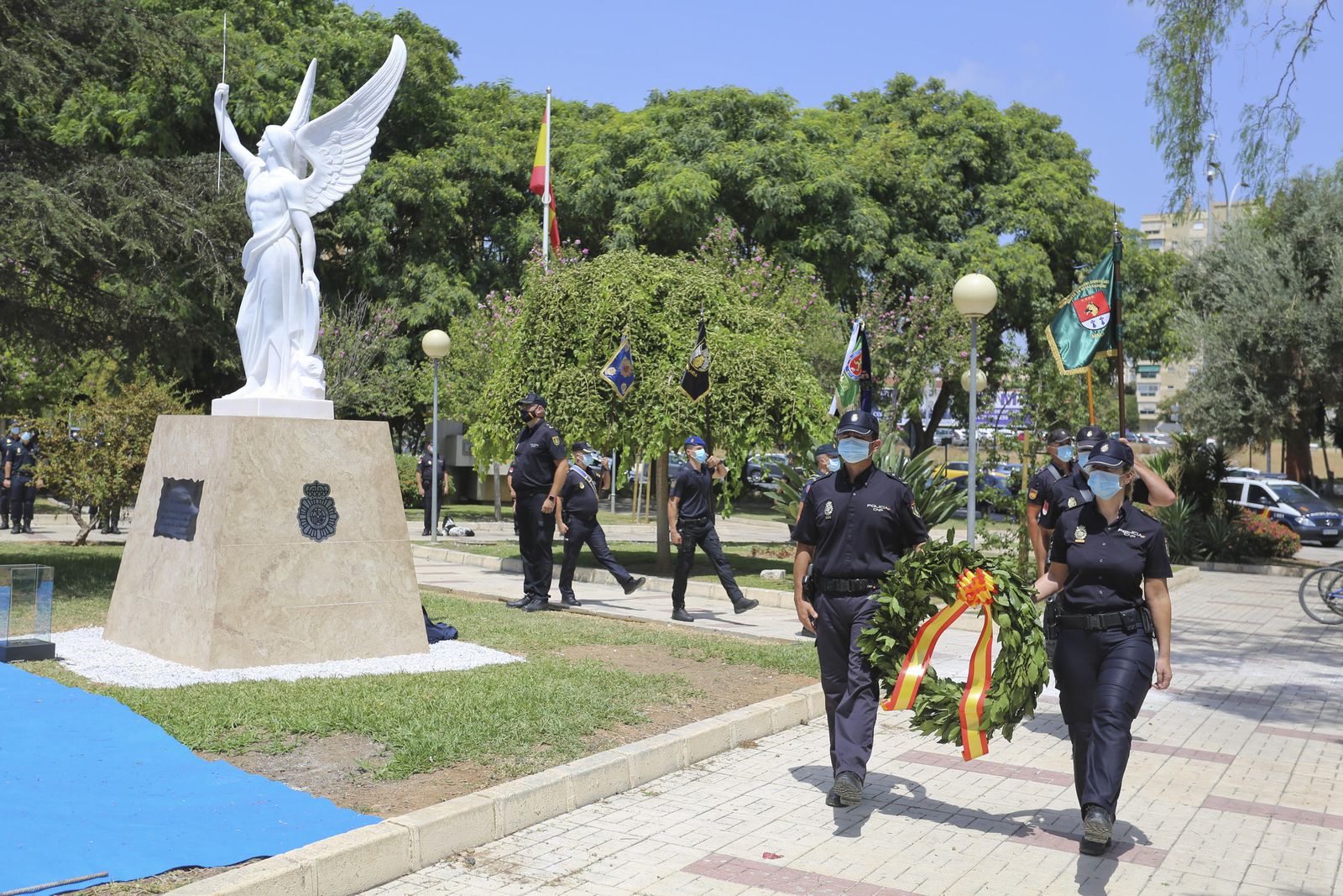 Fotos de la escultura que rinde homenaje a los policías fallecidos en Málaga