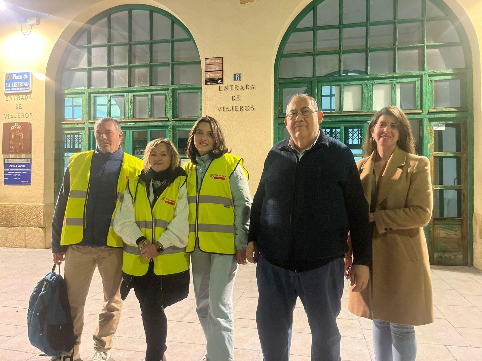 Algunos de los voluntarios que atienden a los temporeros cada noche.