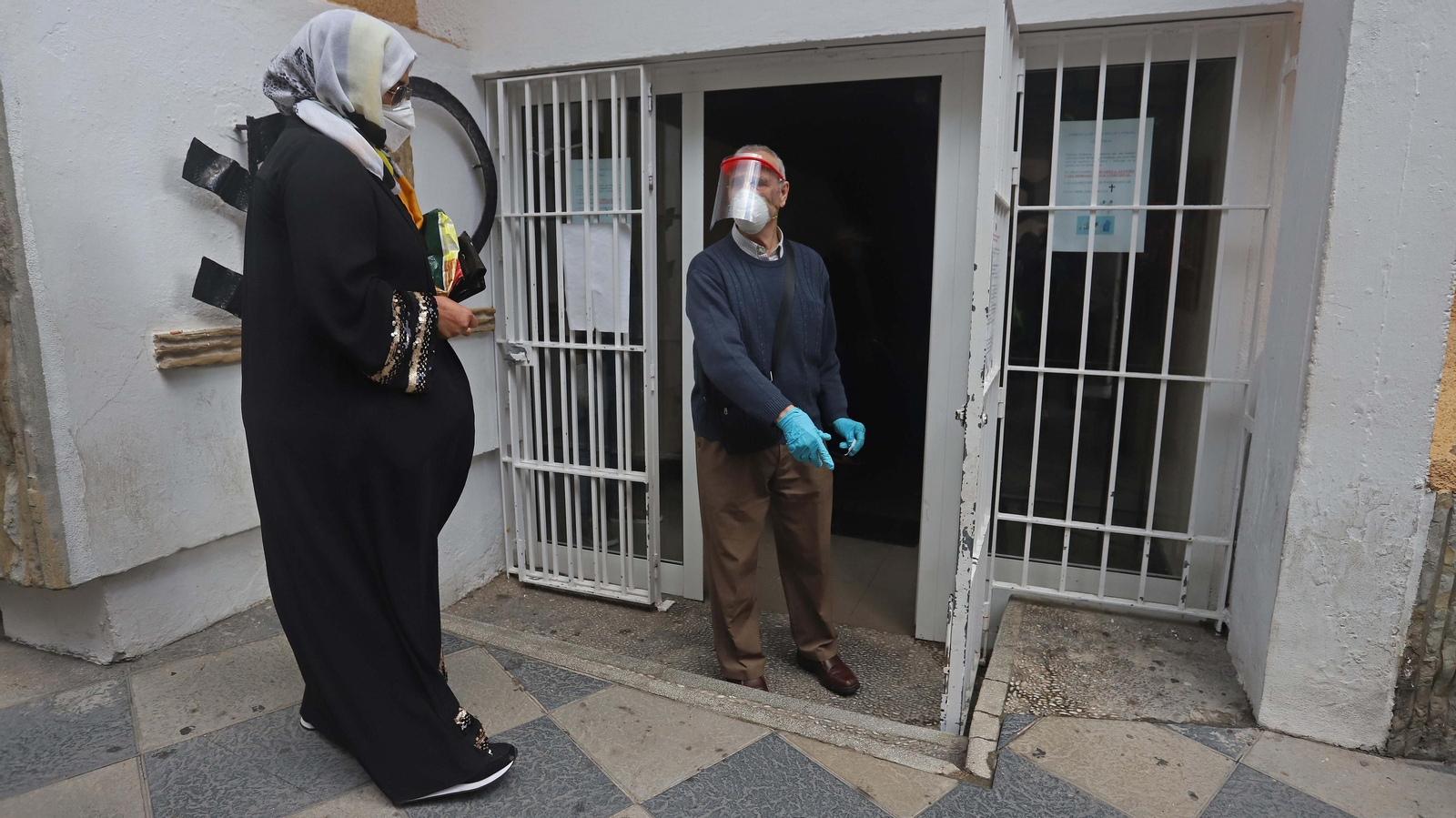 Reparto de alimentos de Cáritas en Algeciras