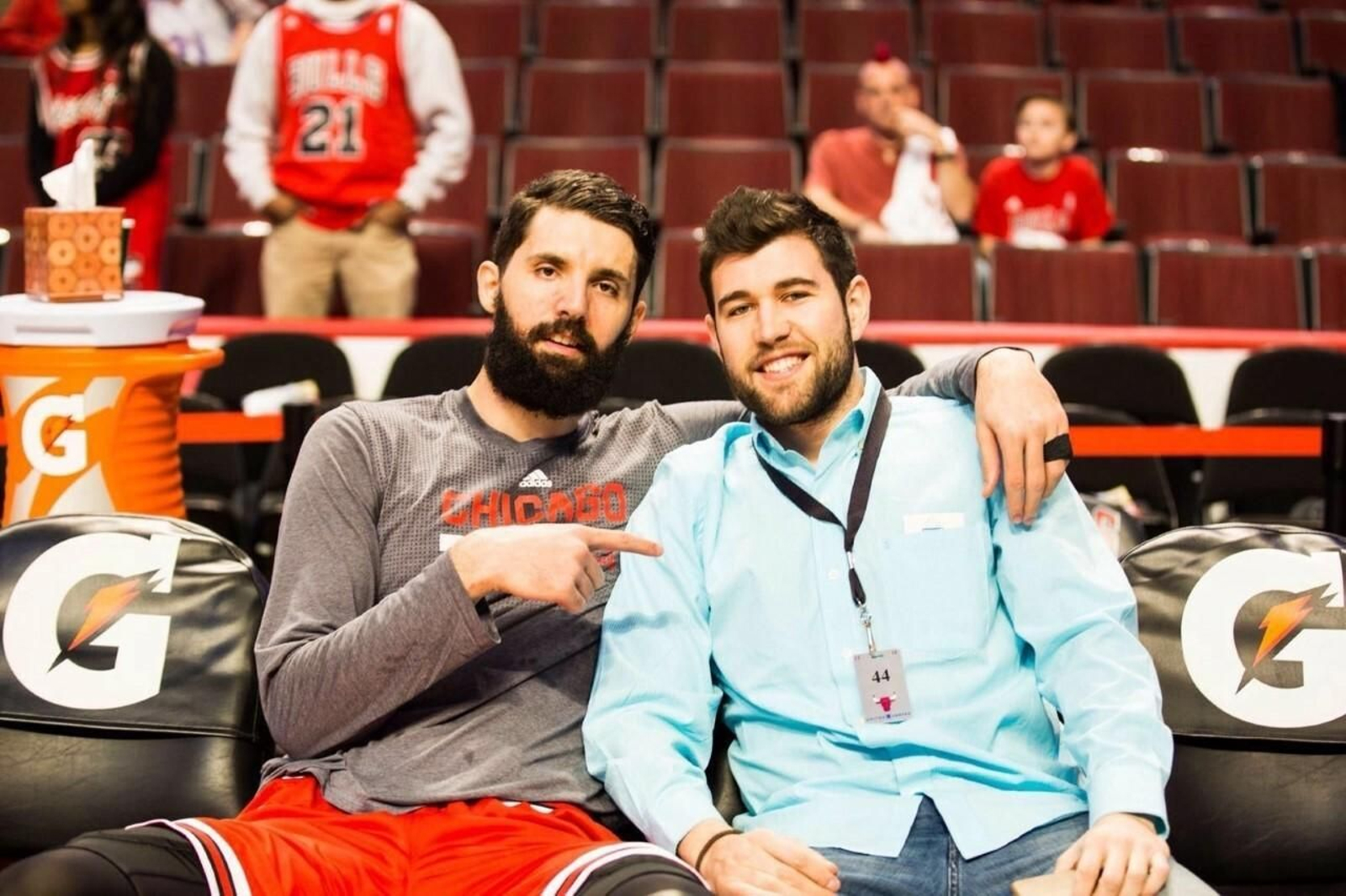 Nikola Mirotic, con el malagueño Ángel Martín de Soto en Chicago.