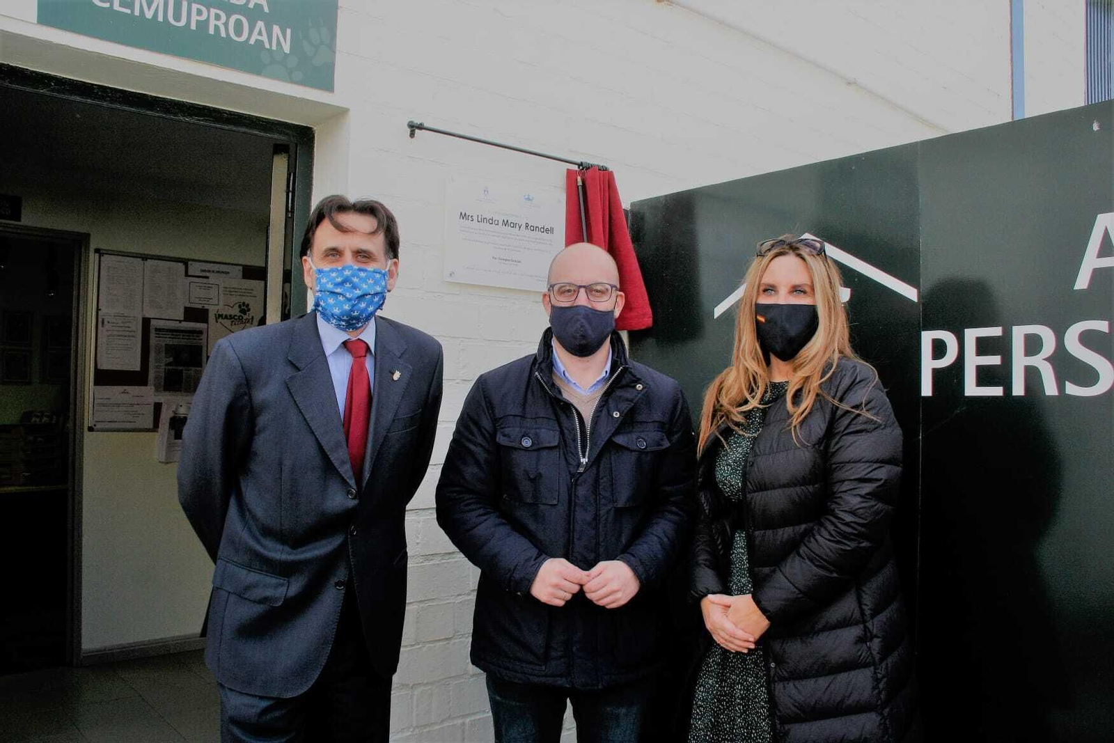 De izquierda a derecha: David Randell, el alcalde Germán Beardo, y Marisa Randell, tras inaugurar la placa dedicada a Linda Mary Randell.