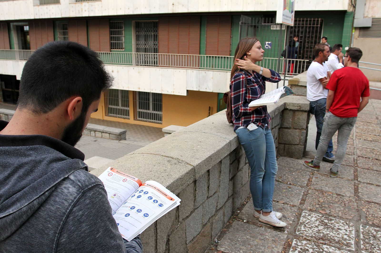 Jóvenes se preparan para el examen de conducir en una imagen de archivo