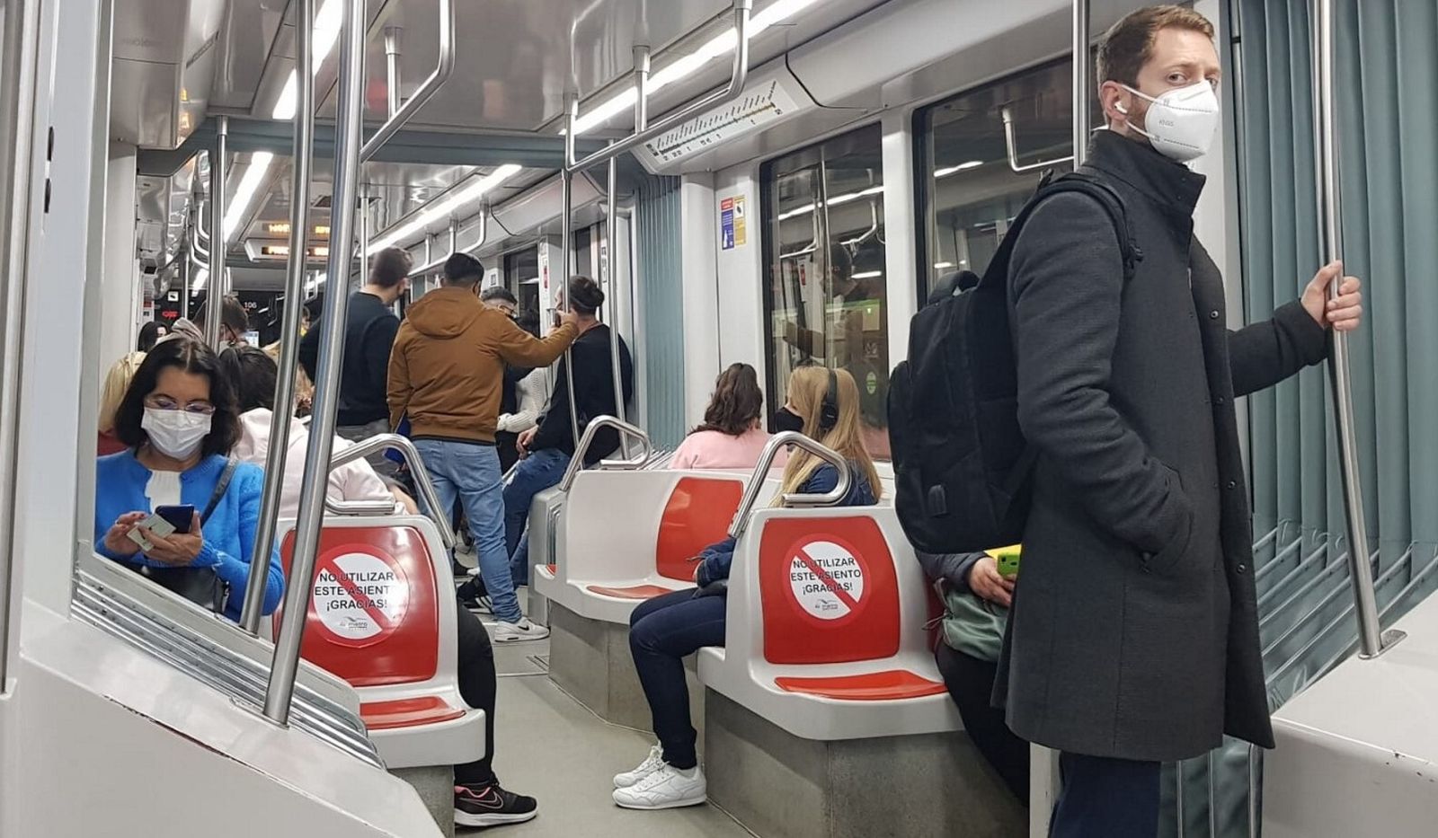 Pasajeros en un vehículo de la línea 1 del Metro de Sevilla.