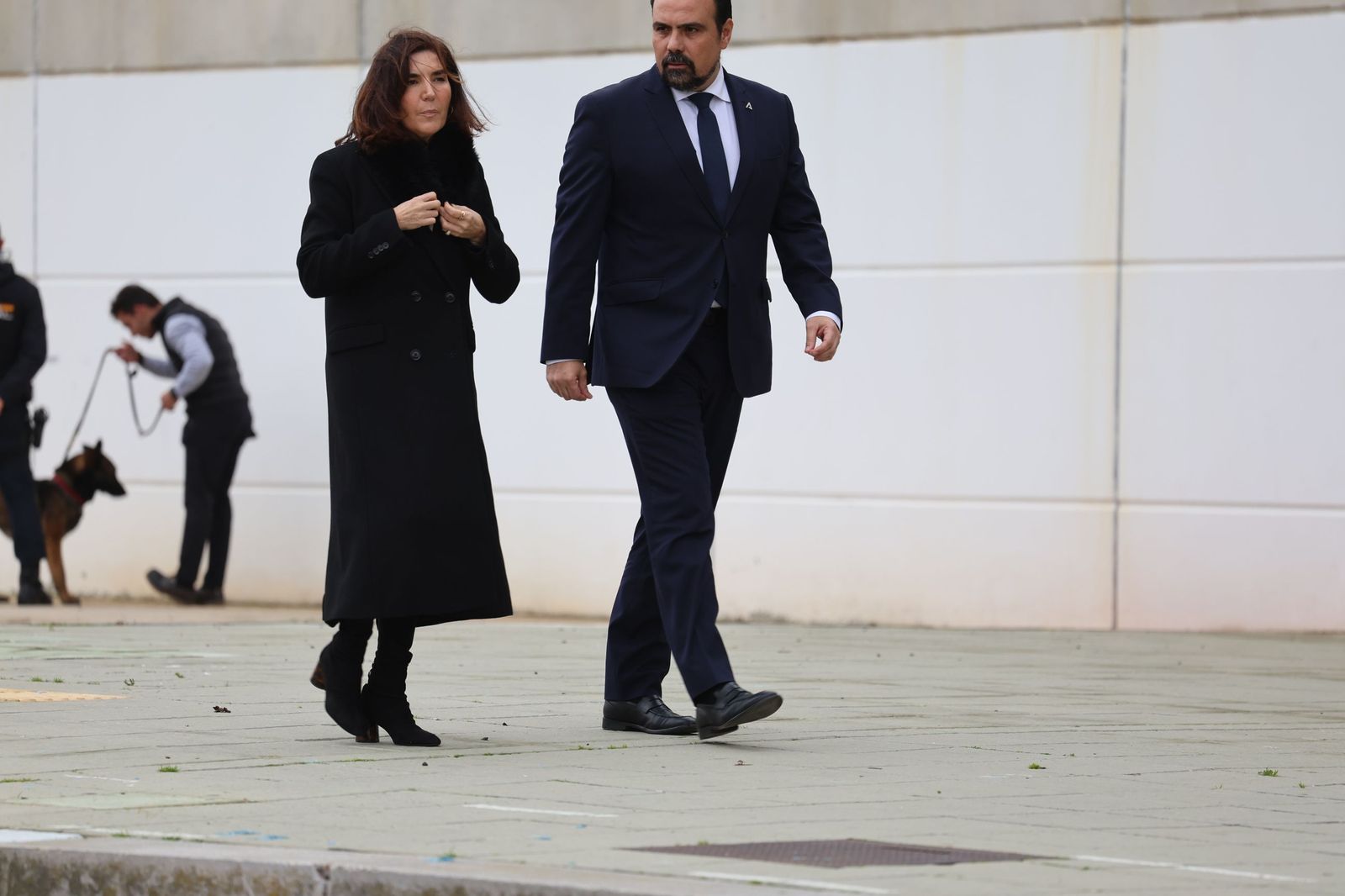 Fotografías de la llegada de Juanma Moreno, Feijóo y todas las autoridades al funeral por las víctimas de Adamuz en Huelva