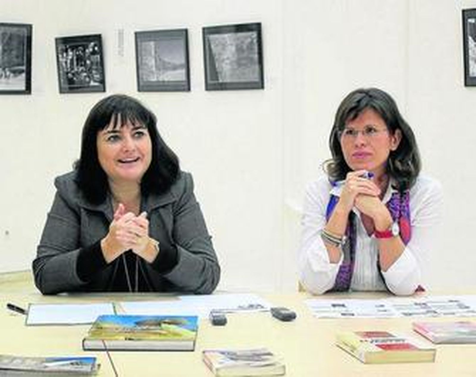 Isabel Arévalo, delegada de Cultura junto a Francisca Cruz, directora de la Biblioteca Villaespesa.