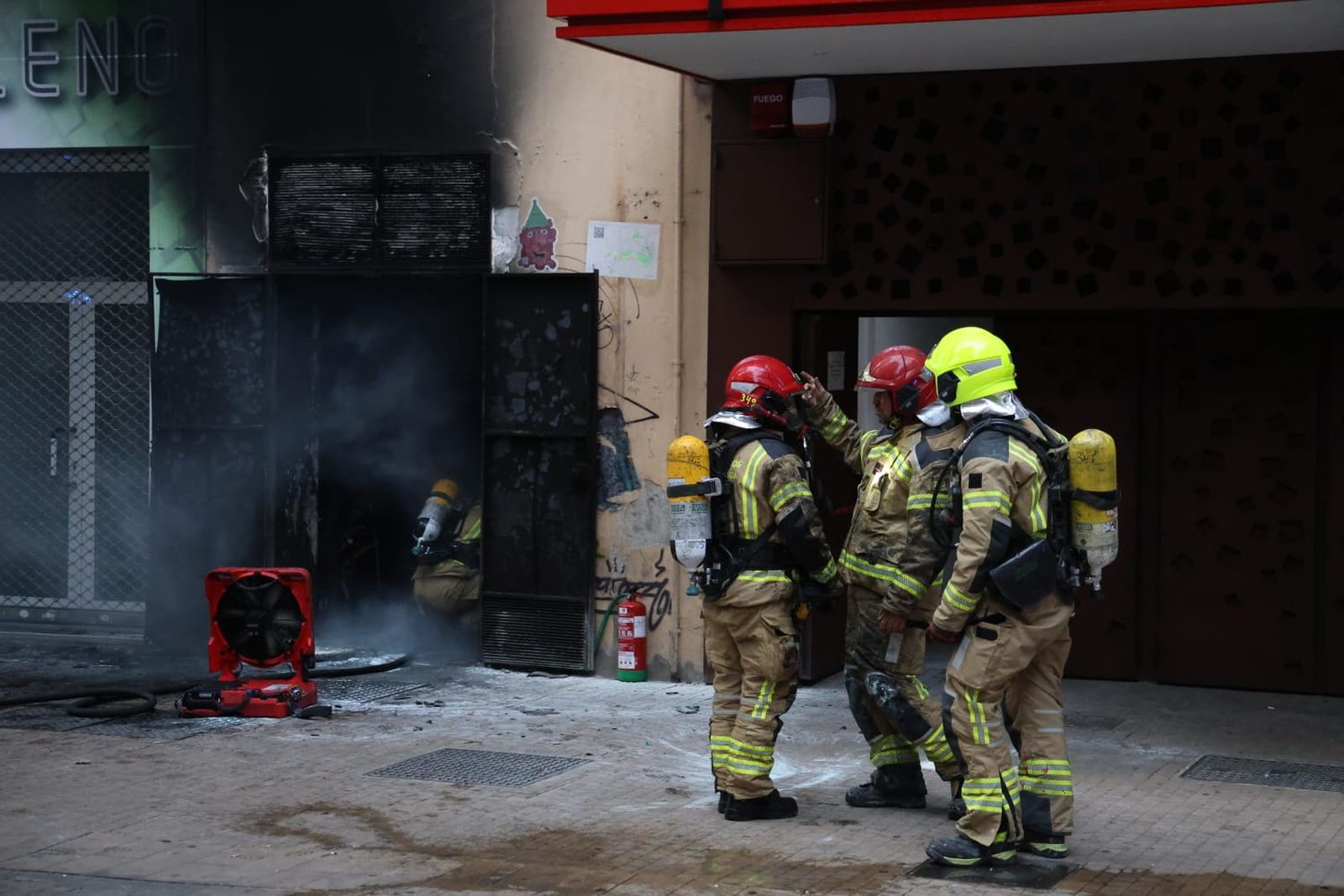 Actuación de los bomberos junto al Teatro del Soho de Málaga