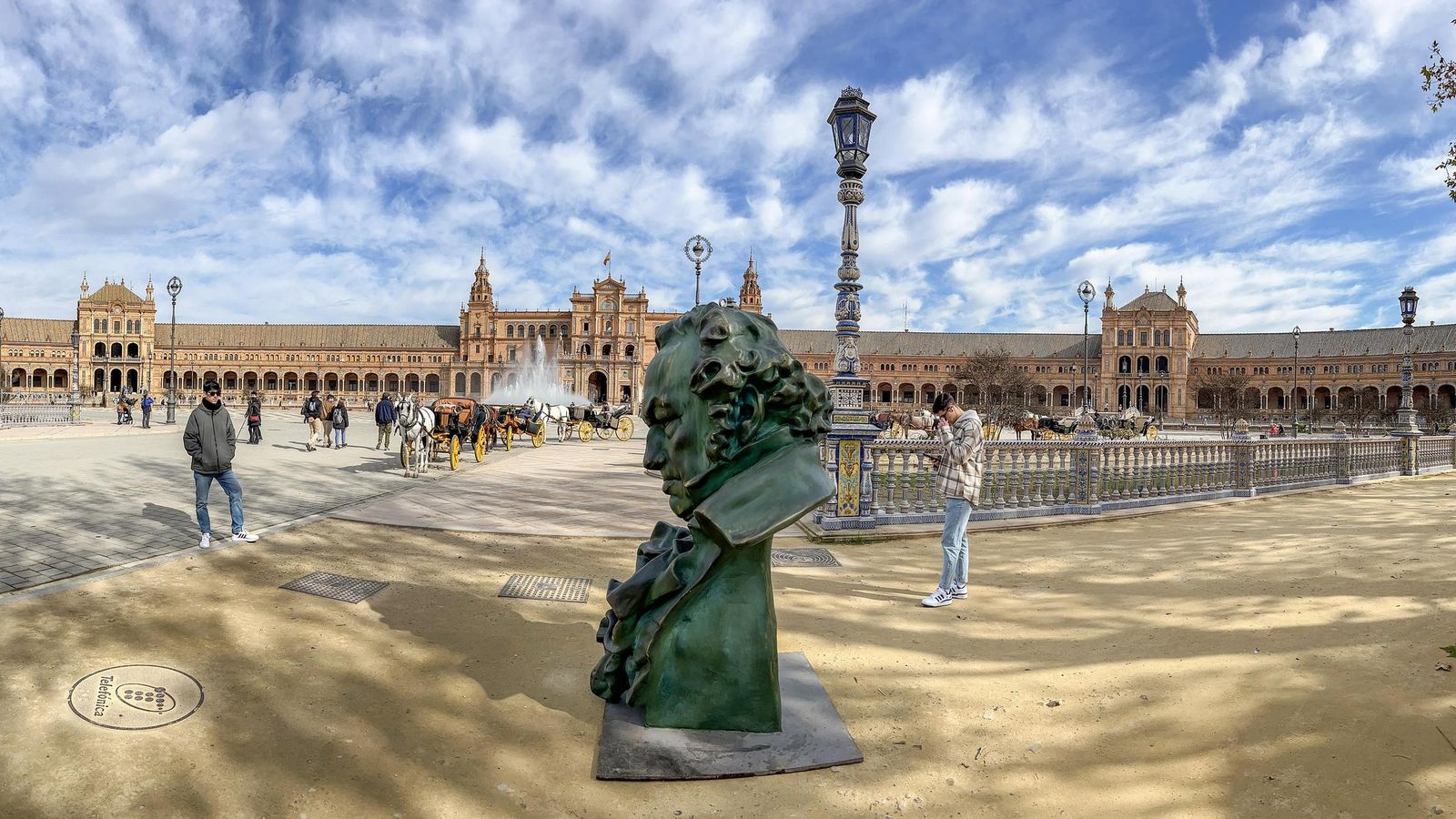 Figura de los Goya en la Plaza de España.