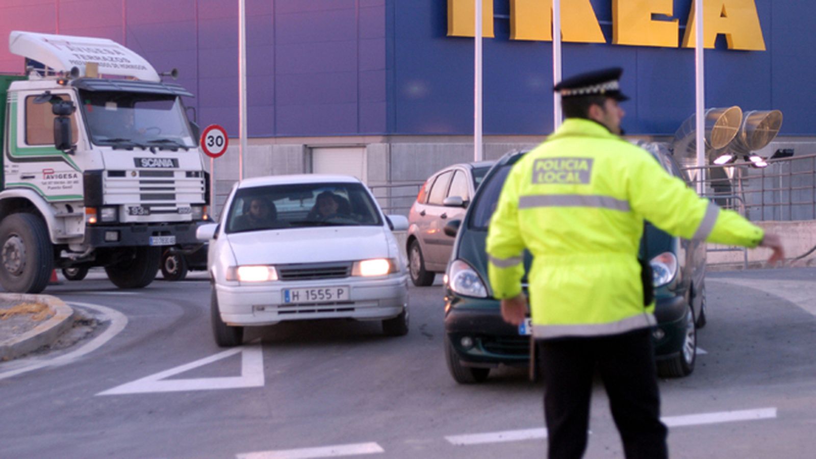 Un agente de la Policía Local de Castilleja de la Cuesta, en una imagen de archivo.
