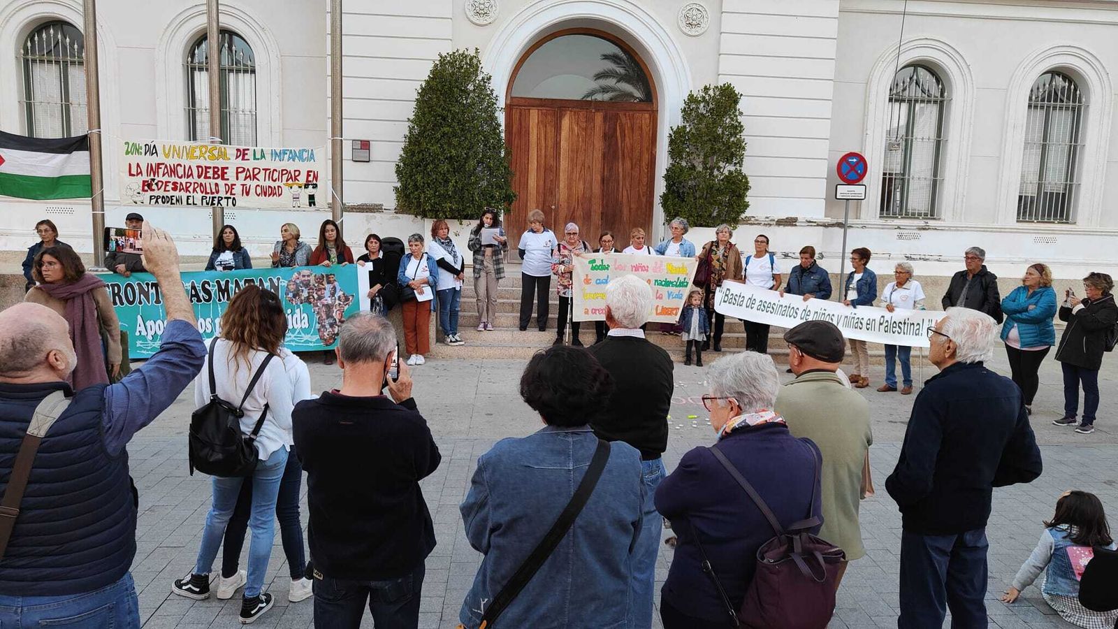 Una imagen de la concentración organizada por Prodeni en la plaza Peral.