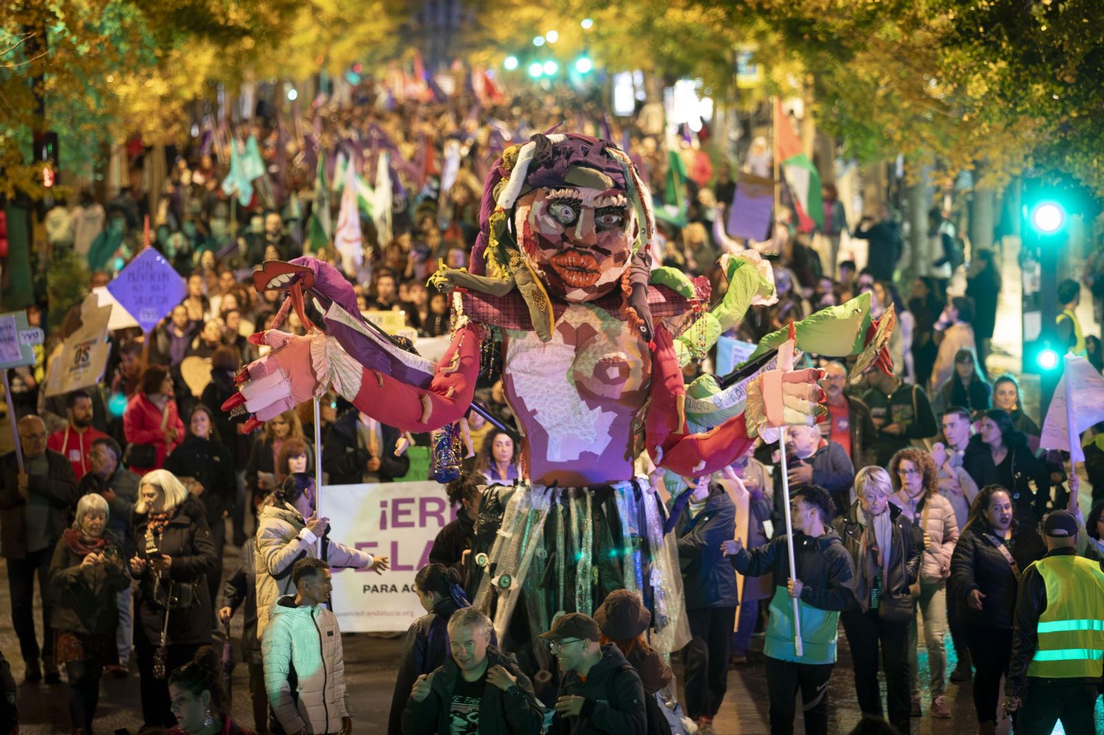 Todas las imágenes de la movilización de Granada contra la violencia machista este 25N