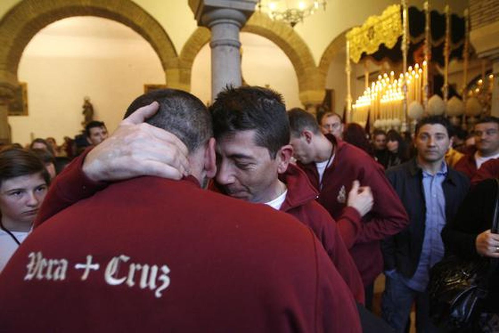 Dos costaleros de la Vera Cruz lamentan que la lluvia no les permita sacar el paso. / José Martínez