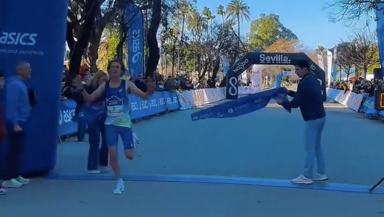Una captura de pantalla del momento en el que Maxime Chaumeton entra en la meta.