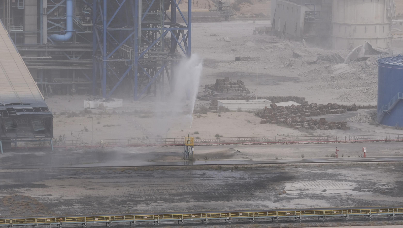 El derribo de la Torre Litoral de Endesa en Carboneras, en imágenes