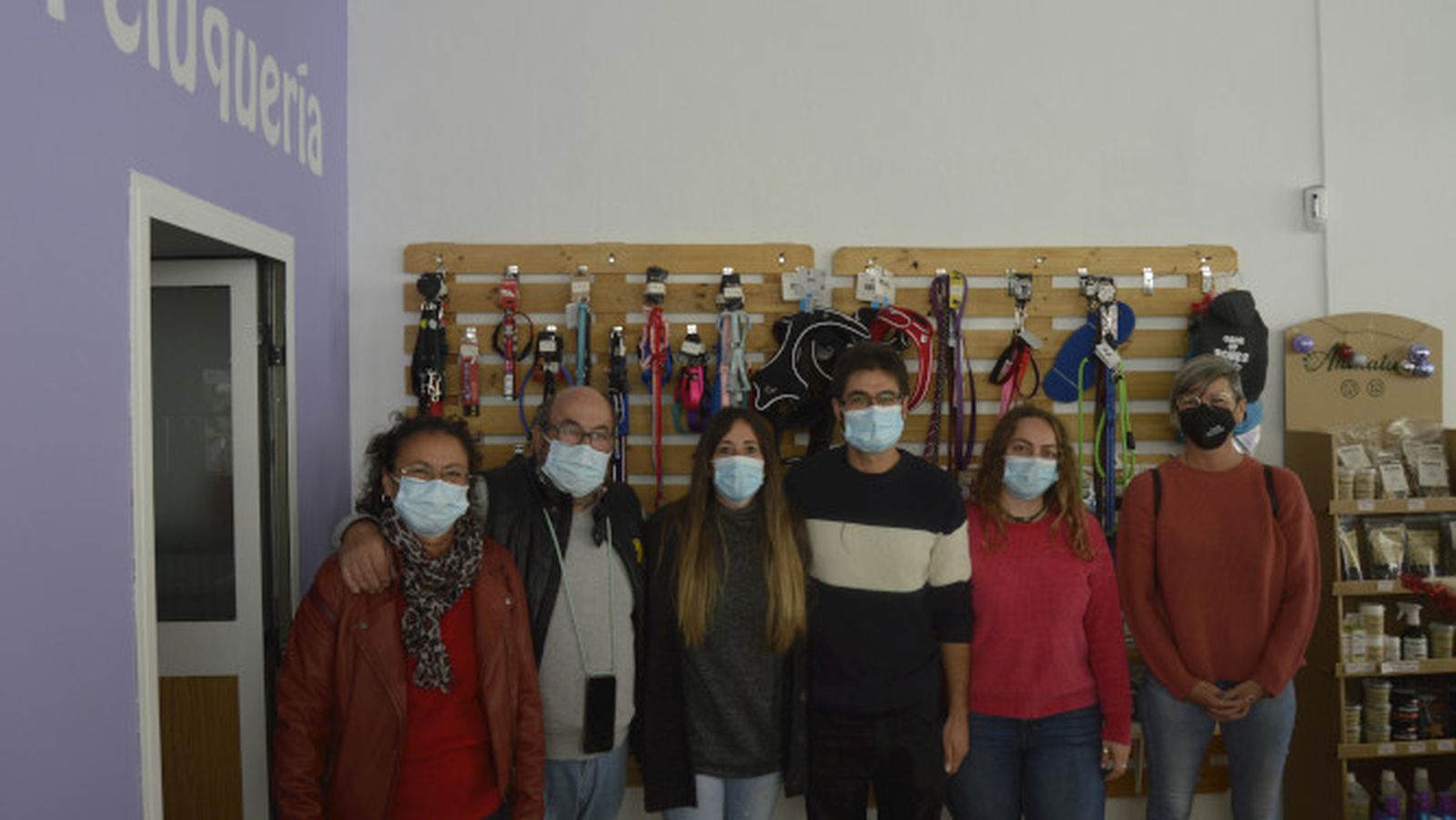 Toñi del Castillo, Pepe Jiménez, Ana Belén Jiménez, Marcelo Farace, Maite López y Emilia Fernández, durante la inaguración del nuevo local en el barrio de San Severiano