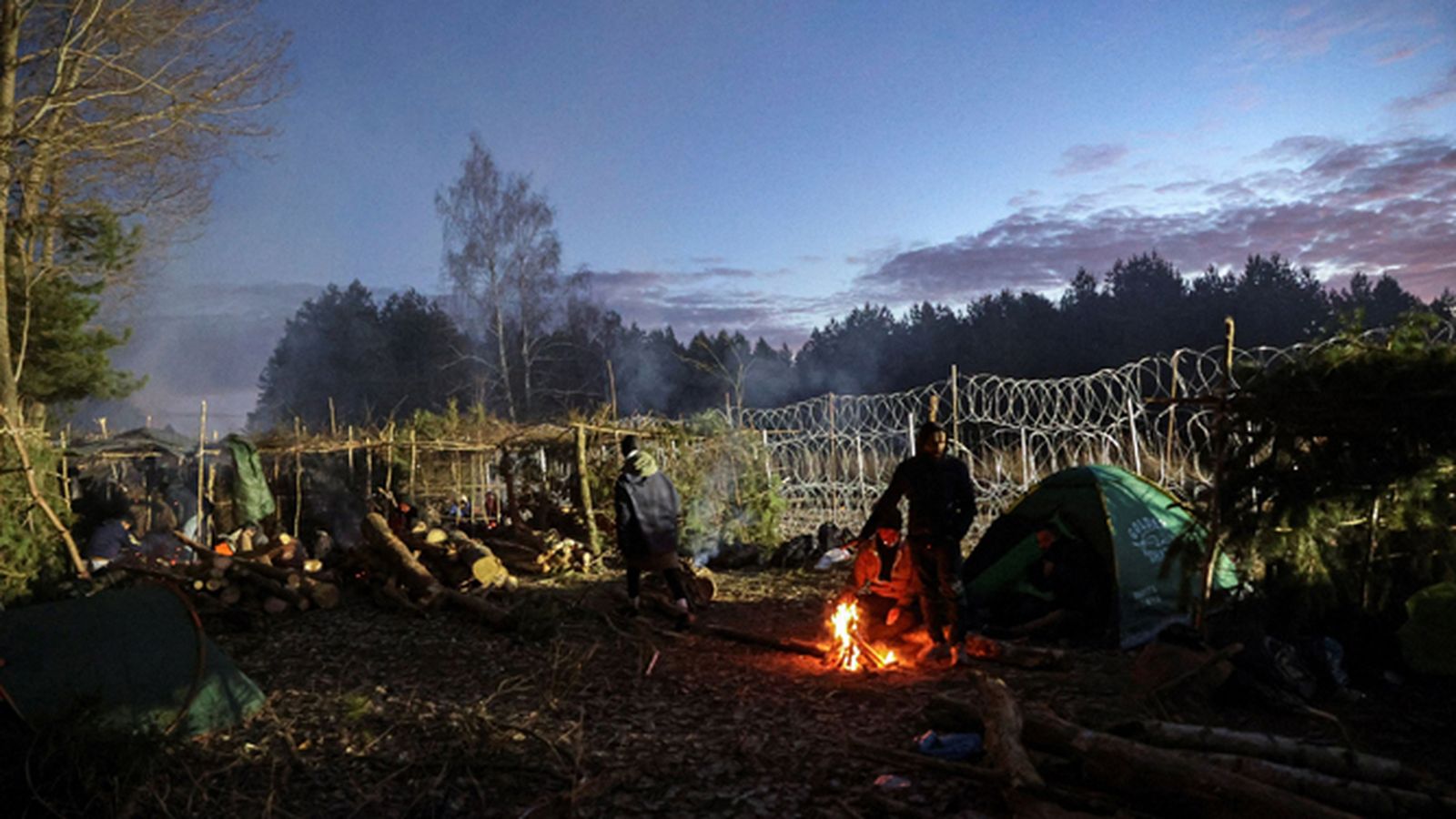 Uno de los múltiples campamentos de migrantes improvisados en la frontera.