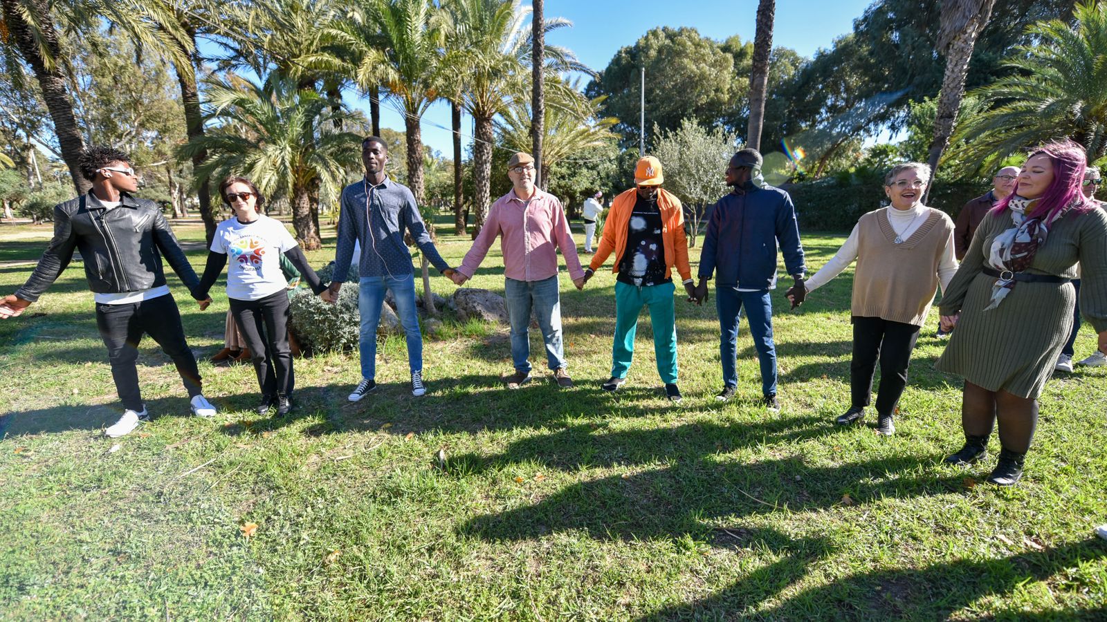 Danza circular en la parque Princesa Sofia, en imágenes