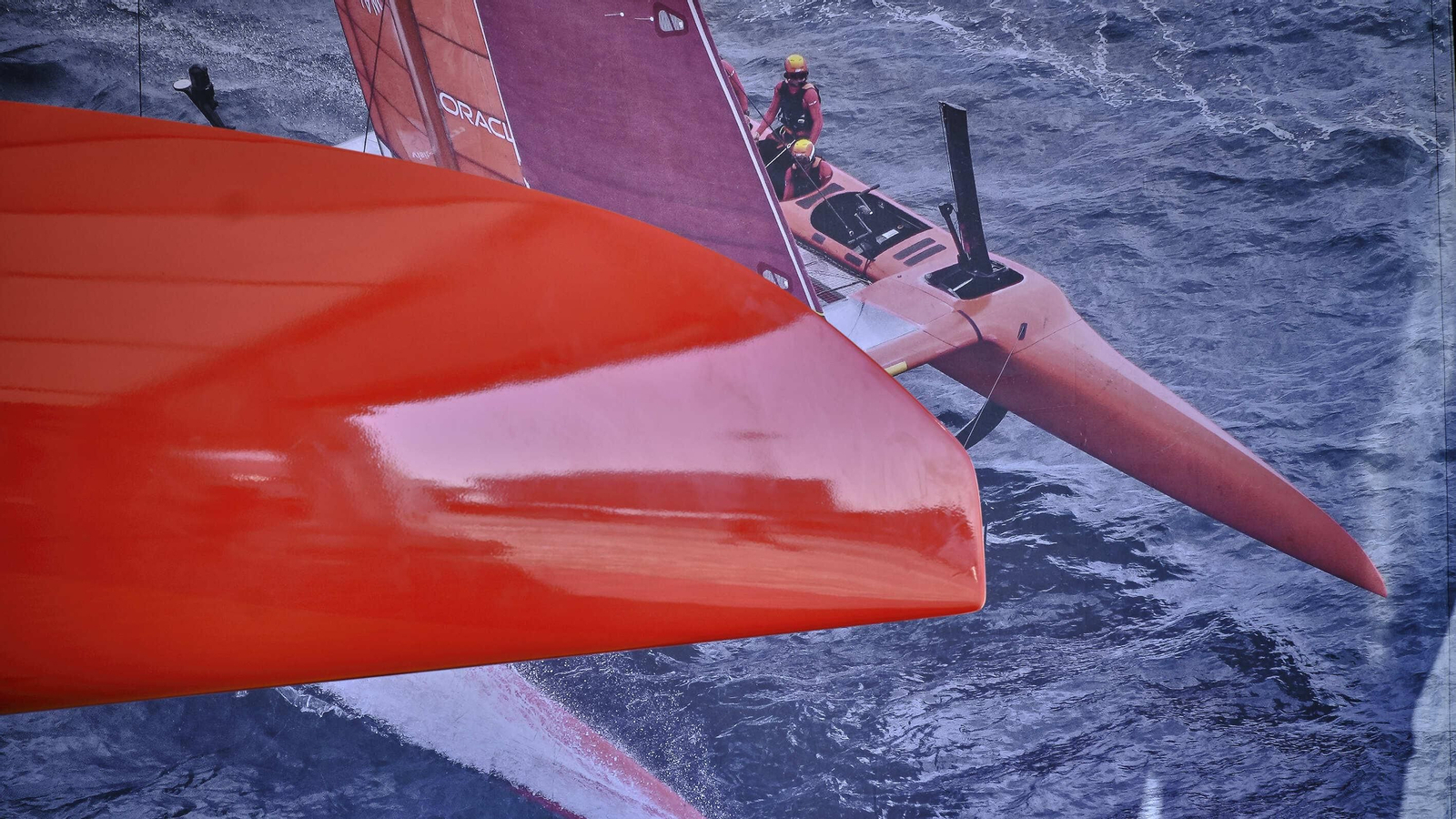 Las cámaras y los micrófonos instalados a bordo de los catamaranes permiten a los seguidores de la competición tener la sensación de encontrarse a bordo en plena carrera. Una serie de sensores transmiten instantáneamente a los telespectadores indicadores del rendimiento de cada embarcación.