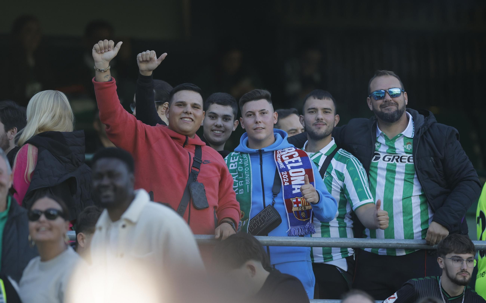 Búscate en las fotos del Betis - Barcelona