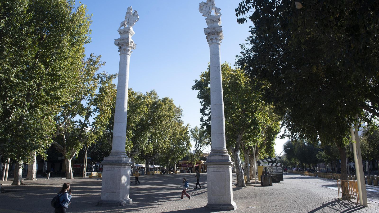 Las esbeltas columnas situadas al Sur del bulevar.