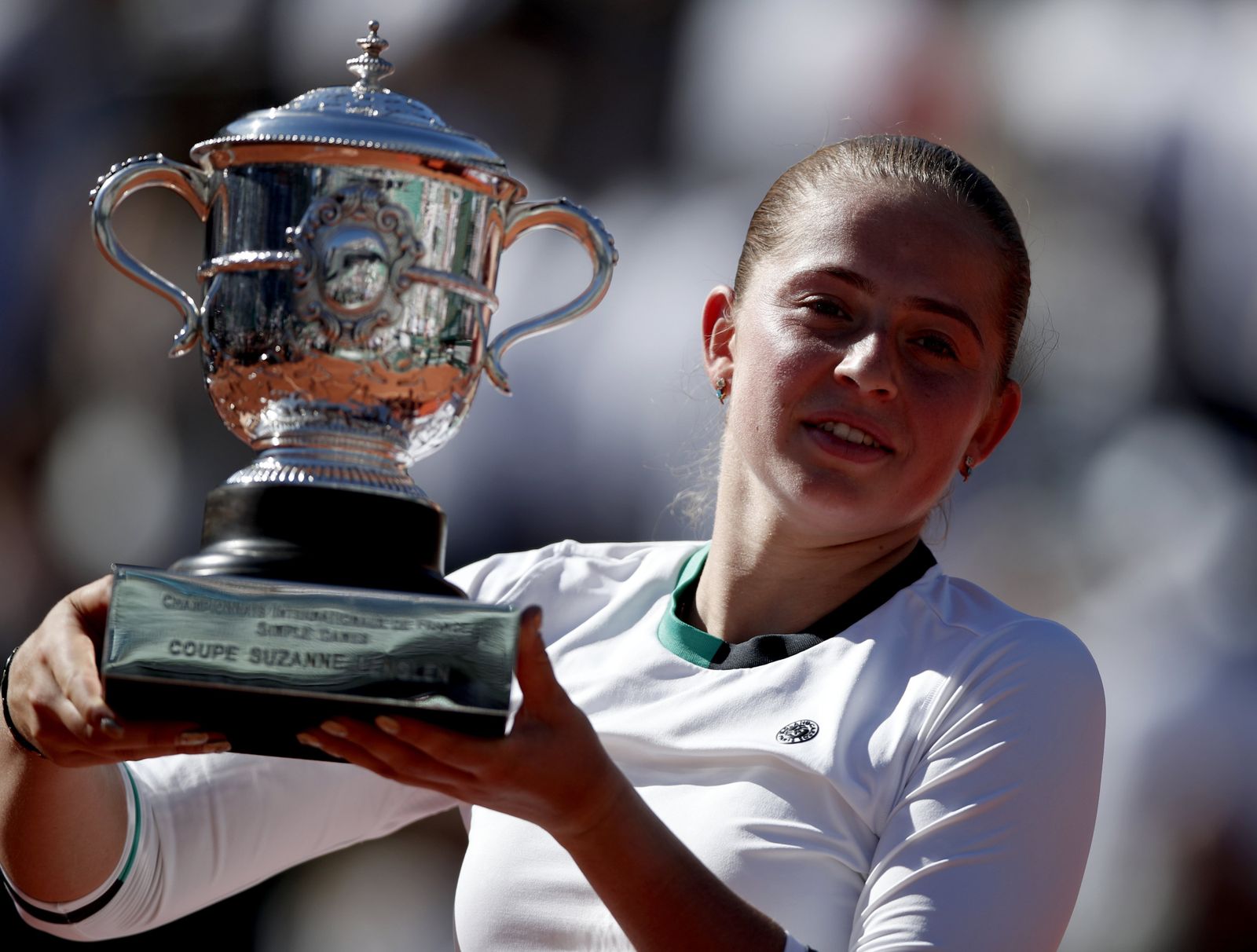 Jelena Ostapenko levanta el trofeo de Roland Garros después de doblegar a Simona Halep.