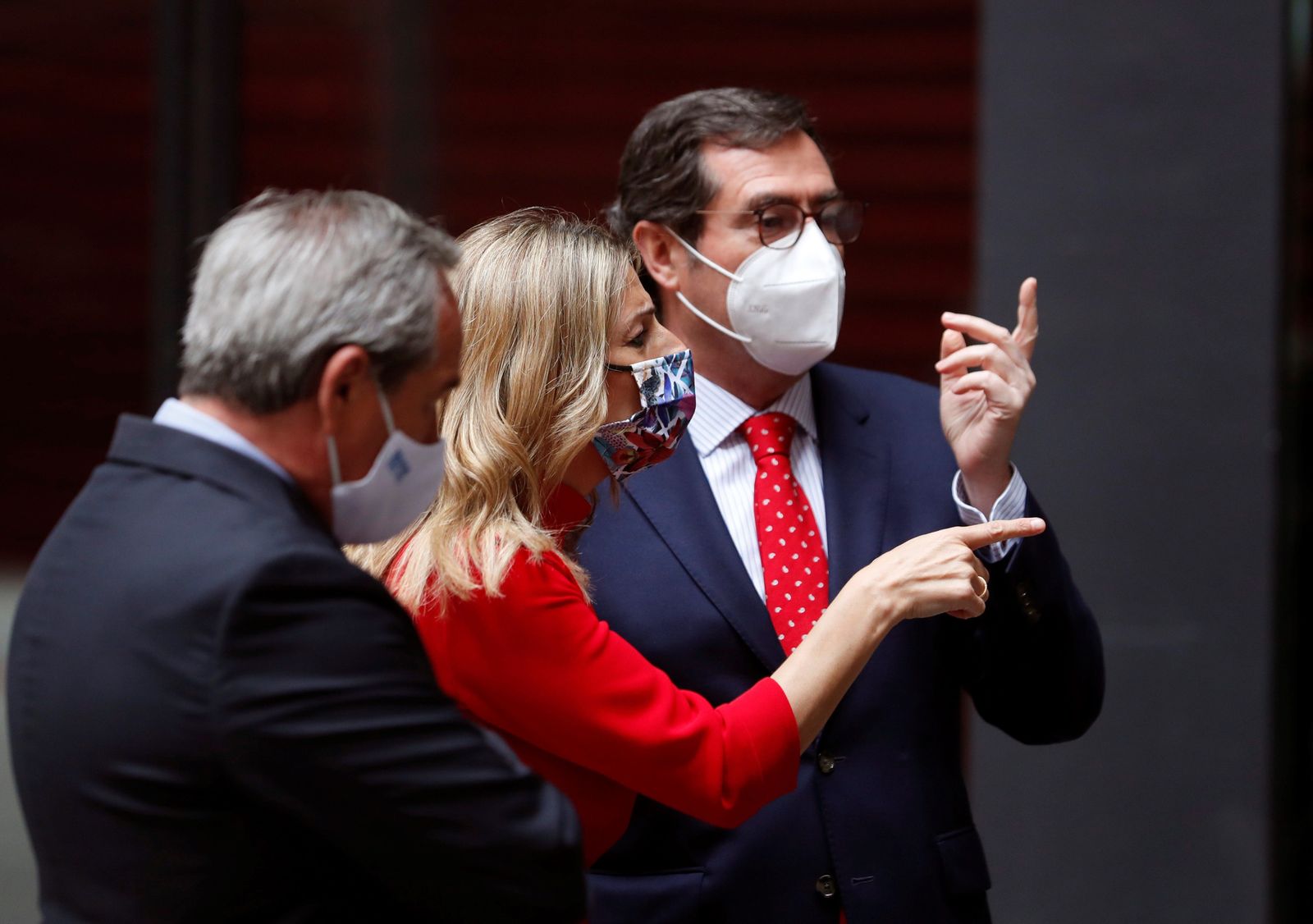 Yolanda Díaz, con Antonio Garamendi.