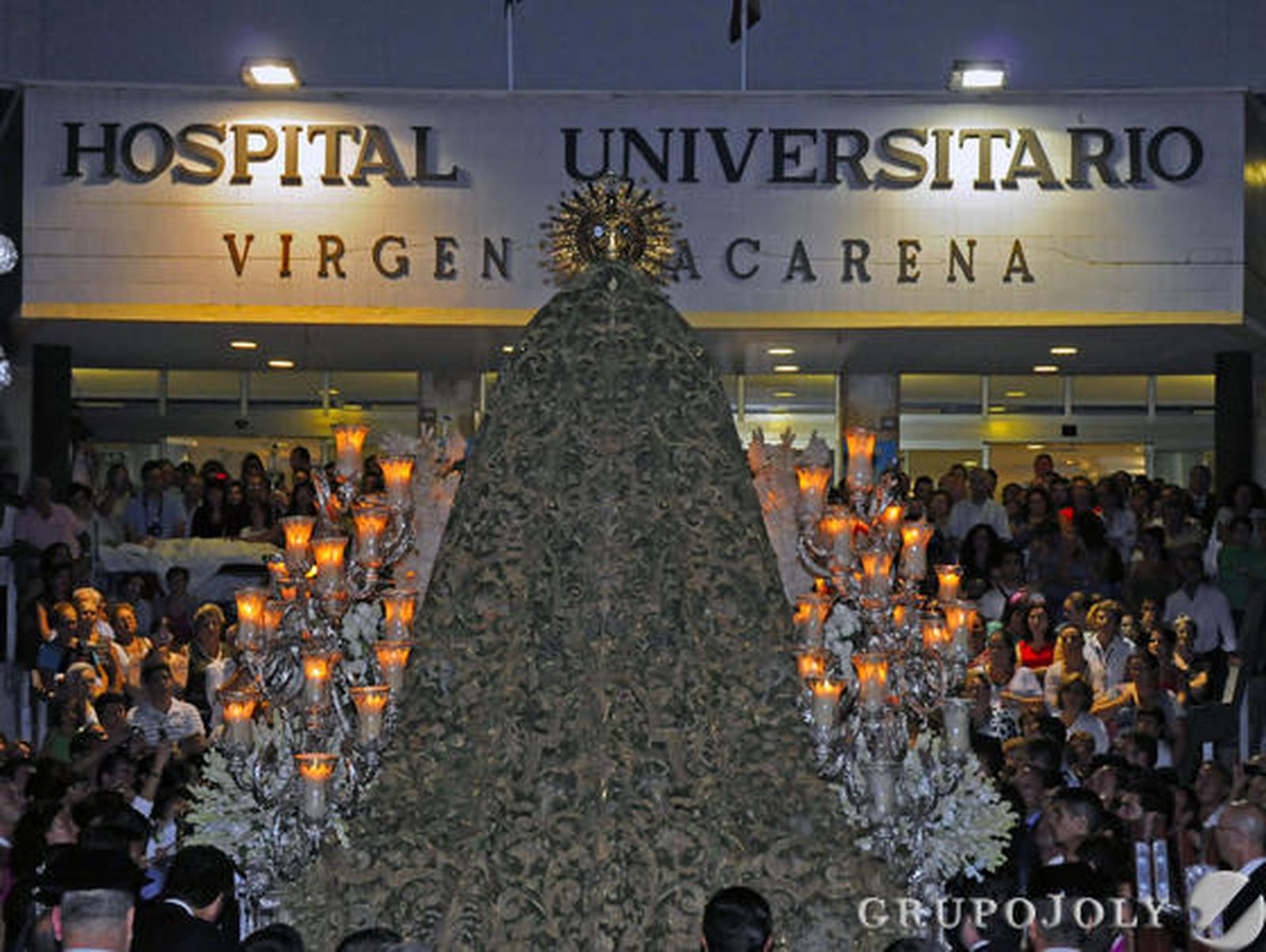 La Macarena vuelve a iluminar la noche sevillana