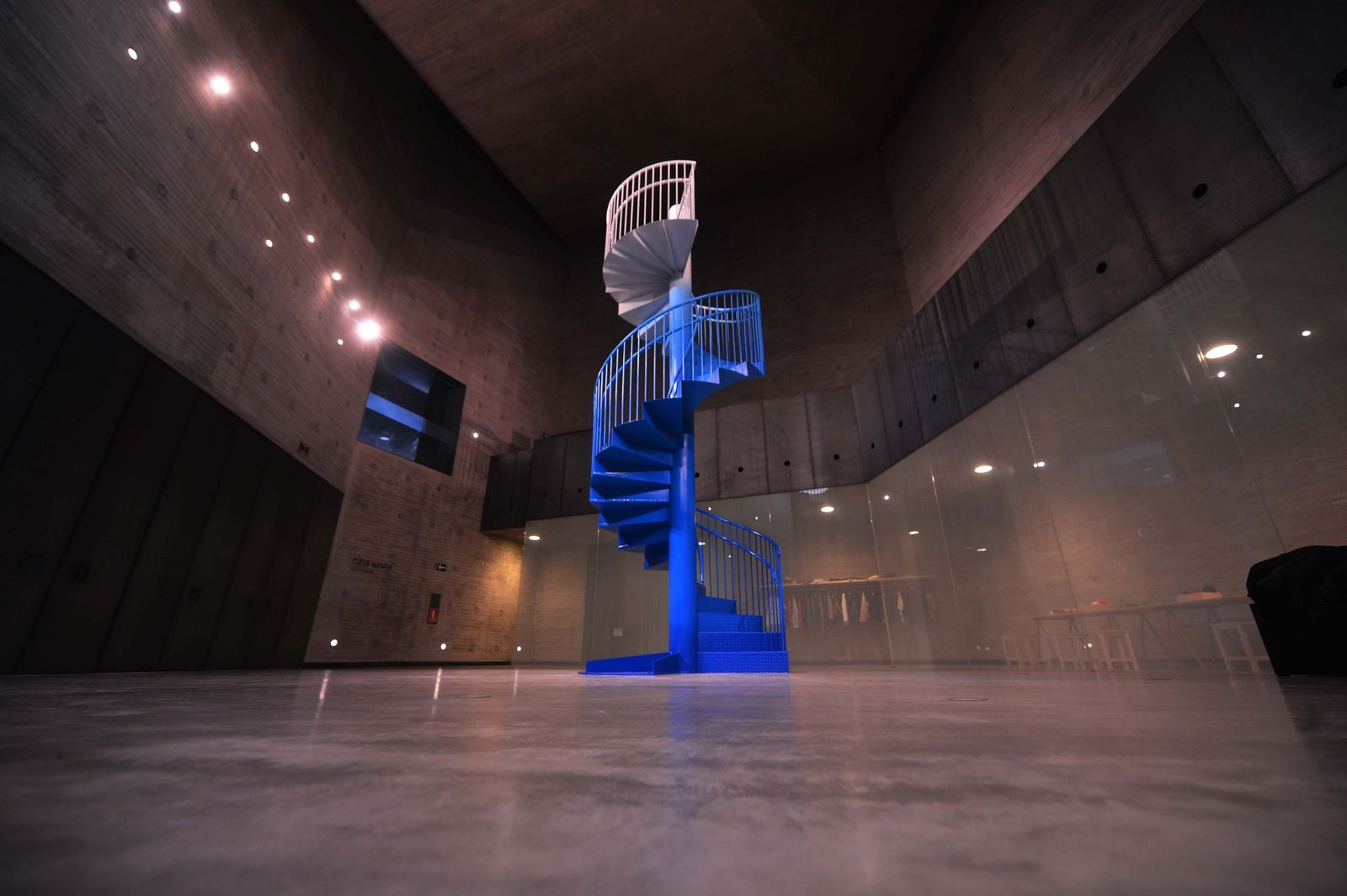'To see the sky', instalación en forma de escalera de colores incluida en la exposición.
