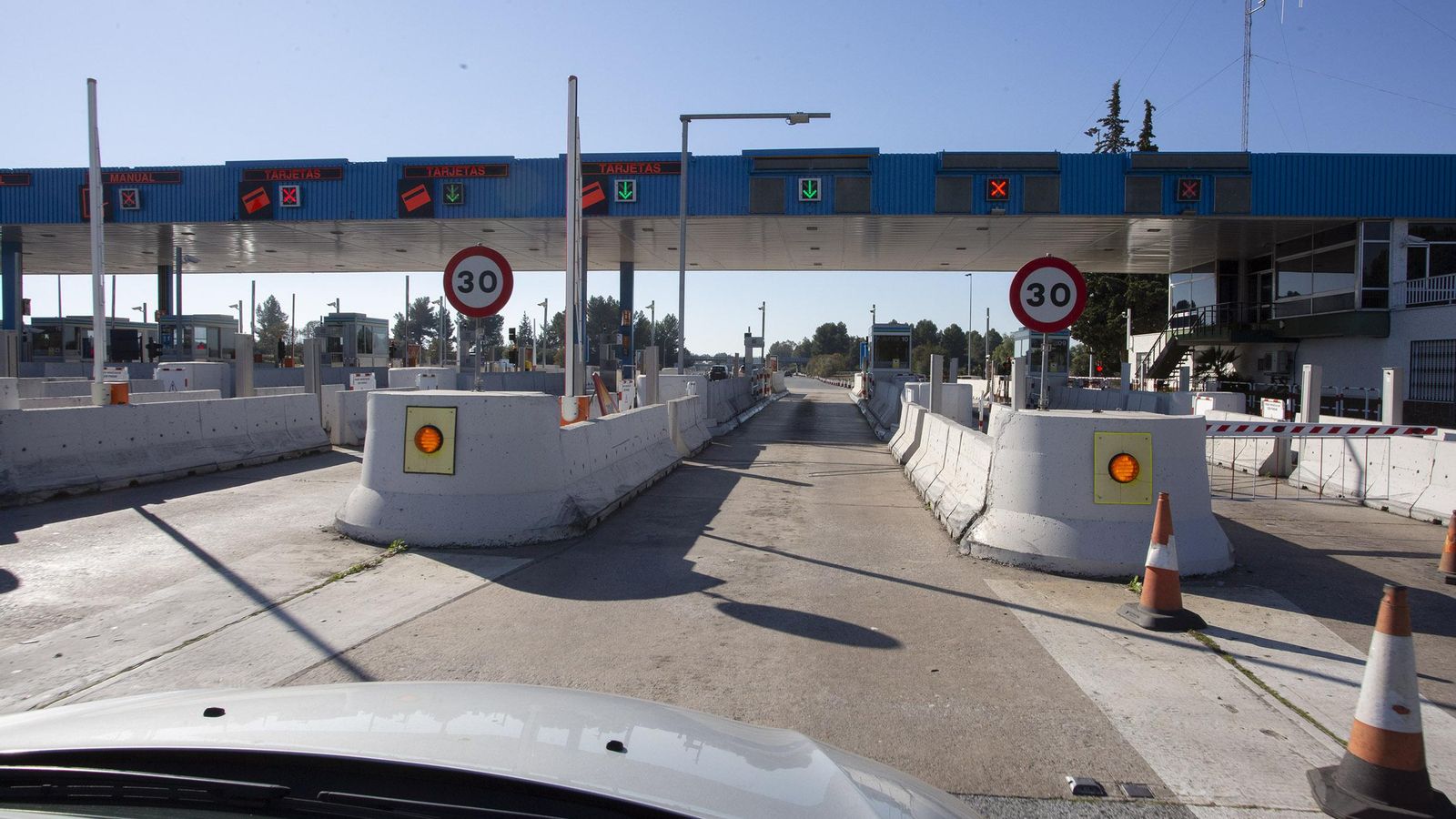 Barreras levantadas en el peaje.