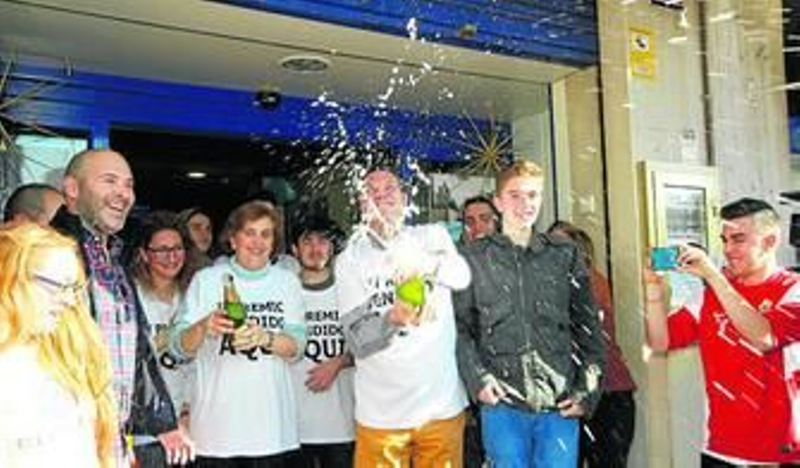 Los trabajadores de la administración de loterías número 2 de Roquetas de Mar, ayer en la celebración improvisada tras anunciarse que habían vendido el Gordo de Navidad.