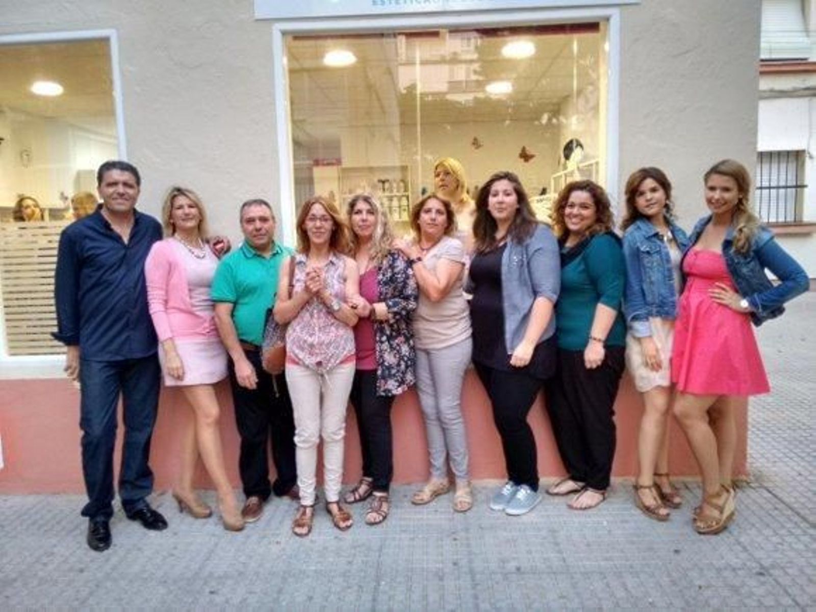 Pedro Ceballos, Mamen Prieto, Luis Páez, Juan María Butrón, Pilar Prieto, Maribel Prieto,  Ángel Prieto, Virginia Torrejón, Cristina Gutiérrez y Adelina García, durante el cóctel de inauguración de la tienda 'Vivir en Rosa'.  Foto: Ignacio Casas de Ciria