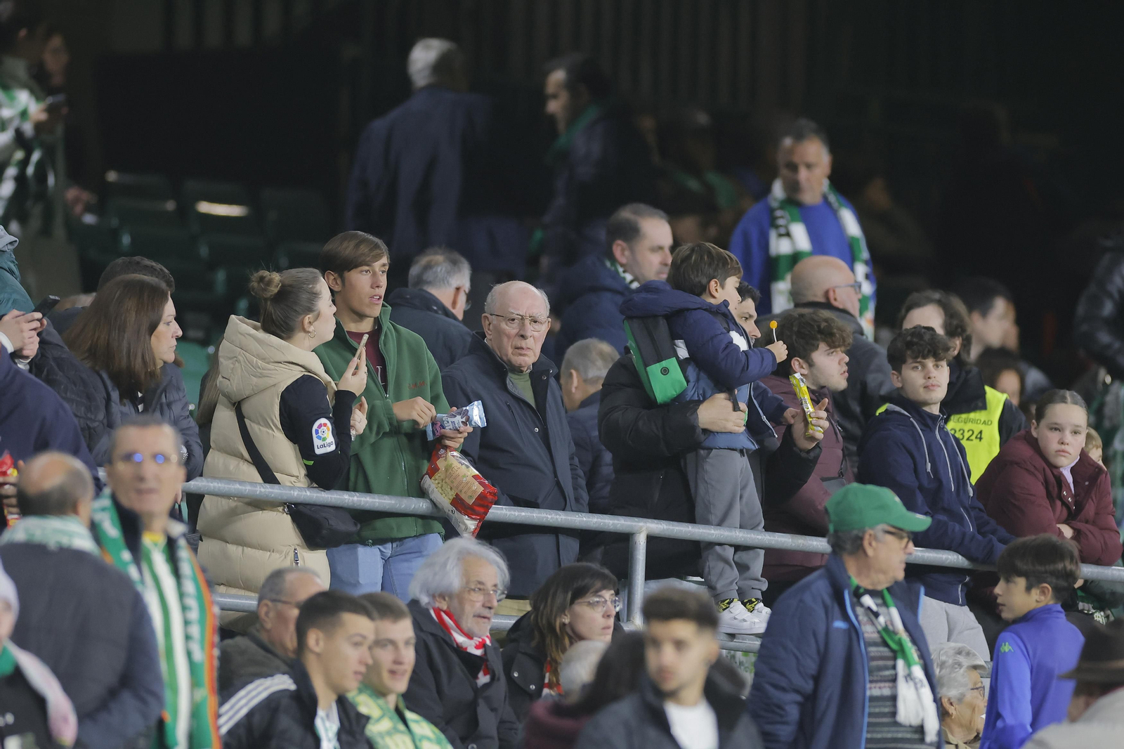 Búscate en las fotos del Betis-Girona
