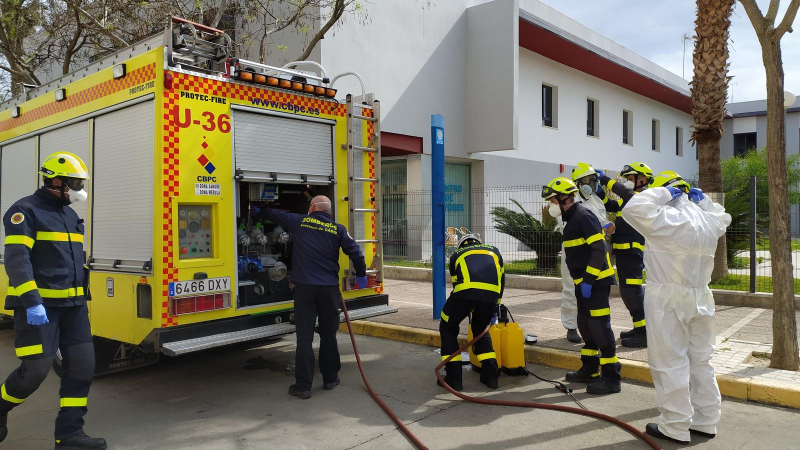 Trabajos de desinfección en la residencia Vitalia de San Fernando.
