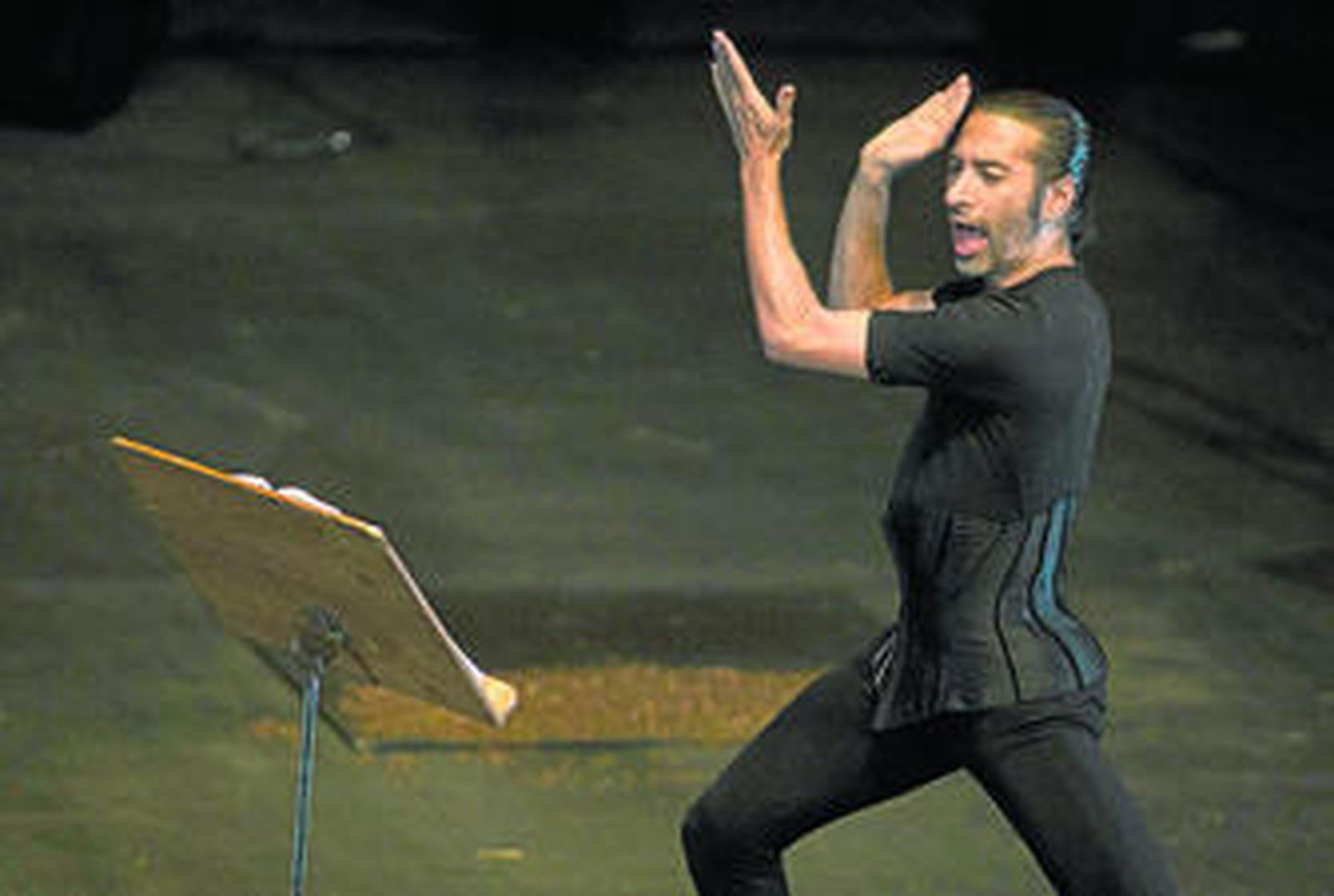 Israel Galván la madrugada del miércoles en el Teatro Romano de Santiponce.